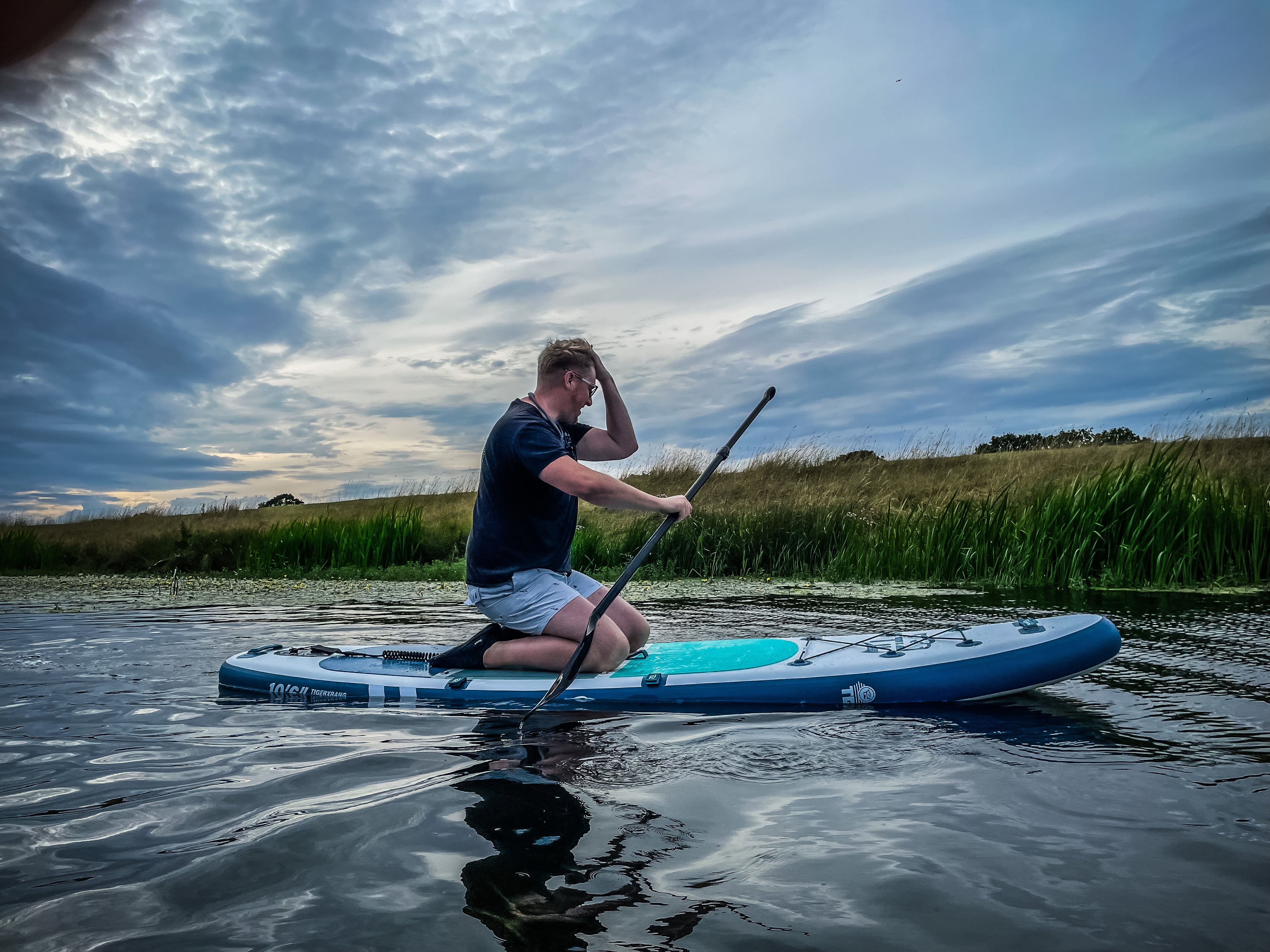 What should i do when the paddle board valve makes hiss or bubbles ?